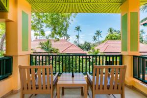 - un balcon avec 2 chaises et une table en bois dans l'établissement Chaba Cabana Beach Resort, à Chaweng