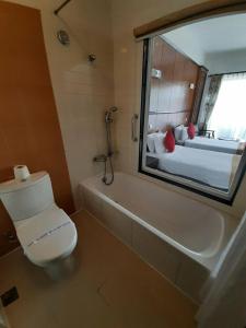 Uma casa de banho em Waterfront Resort by KGH Group