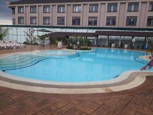 Het zwembad bij of vlak bij Sarova Woodlands Hotel and Spa