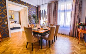 comedor con mesa y sillas en Sophies Place Yppenplatz - Imperial Lifestyle City Apartments Vienna Parking en Viena