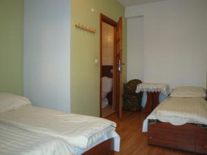 ザコパネにあるDziewiętnastkaのベッドルーム1室(ベッド2台付)と部屋のドア1室が備わります。