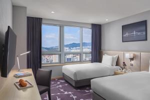 Postel nebo postele na pokoji v ubytování Avani Central Busan