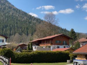 un grupo de casas con una montaña en el fondo en HAUS Alpenoase en Schönau am Königssee