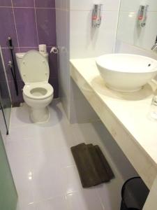 y baño con aseo y lavamanos. en favehotel Kusumanegara, en Yogyakarta