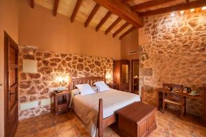 Rúm í herbergi á Agroturismo Es Quatre Cantons +37 myndir