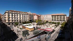 uma vista panorâmica de uma rua da cidade com edifícios em Hostal San Lorenzo em Madrid