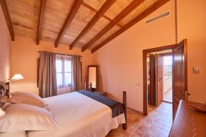 Rúm í herbergi á Agroturismo Es Quatre Cantons