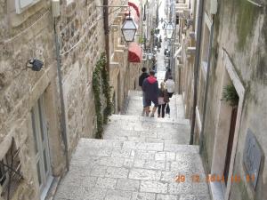 un grupo de personas caminando por una calle estrecha en Nest Apartment, en Dubrovnik