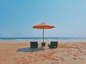 - deux chaises et un parasol sur la plage dans l'établissement Baan Imm Sook Resort, à Chao Lao Beach