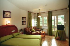 sala de estar con sofá y silla en Apartamentos Turísticos Cumbres Verdes, en La Zubia