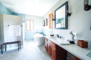 Ванная комната в Zane Grey Pueblo Hotel