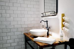 baño con lavabo blanco en una encimera de madera en Chill Roof Hotel, en Taipéi
