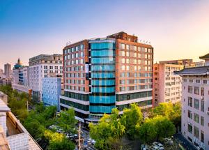 eine Luftansicht einer Stadt mit hohen Gebäuden in der Unterkunft Jinmao Hotel Xi'an Downtown ( Bell & Drum Tower) in Xi'an