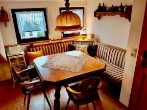 een woonkamer met een tafel en een bank bij Ferienwohnung Boller II in Marktredwitz