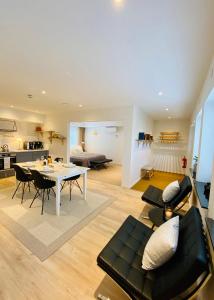 sala de estar amplia con mesa y sillas en Easy Livin' Apartment Hotel en Växjö