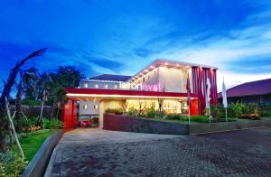 une maison avec une façade rouge et une allée. dans l'établissement favehotel Banjarbaru, à Banjarbaru