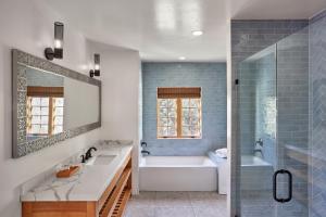 Ванная комната в Zane Grey Pueblo Hotel