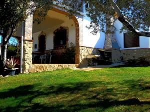 a house with a yard with a grass field at Casa Crisal in Arriate