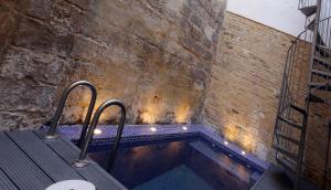 a bathroom with a bath tub in a brick wall at Loft independiente con Piscina compartida en Centro de Valencia in Valencia
