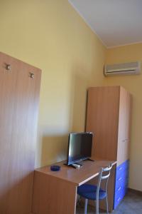 A television and/or entertainment centre at Dependance La Mouette