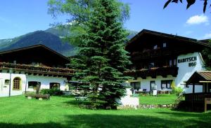 eine große Kiefer vor einem Gebäude in der Unterkunft Appartements Rabitsch Hof in Seefeld in Tirol