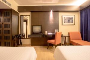 Giường trong phòng chung tại The Residence Rajtaevee Hotel