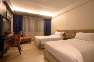 Giường trong phòng chung tại The Residence Rajtaevee Hotel