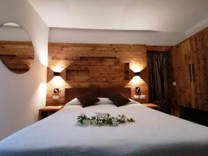 Rúm í herbergi á Albergo Silvana