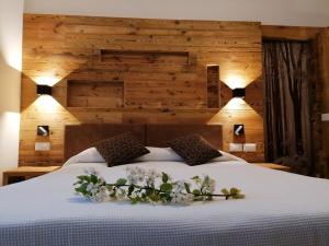 Rúm í herbergi á Albergo Silvana