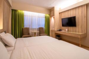 Giường trong phòng chung tại The Residence Rajtaevee Hotel