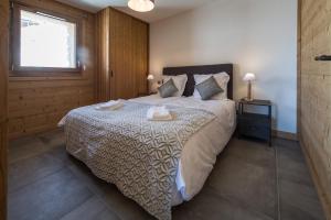 A bed or beds in a room at ODYSSEE DRJ04 - Appartement avec grande terrasse sur les pistes