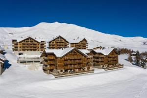 una vista aérea de un lodge en la nieve en ODYSSEE DRJ04 - Appartement avec grande terrasse sur les pistes, en La Toussuire