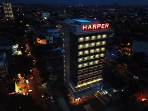 un letrero preparado en la parte superior de un edificio por la noche en Harper Wahid Hasyim Medan by ASTON, en Medan
