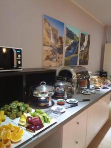 ケプラヴィークにあるAurora Hotel at Reykjavik-Keflavik Airport Terminal KEFのカウンターの上に食べ物が置いてあるキッチン