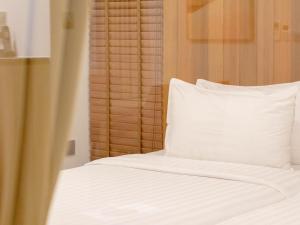 Giường trong phòng chung tại The Residence Rajtaevee Hotel