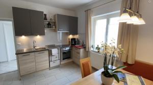 Kuchyňa alebo kuchynka v ubytovaní Emily Elisa Traum Ferienwohnung mit atemberaubenden Seeblick