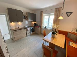 Kuchyňa alebo kuchynka v ubytovaní Emily Elisa Traum Ferienwohnung mit atemberaubenden Seeblick