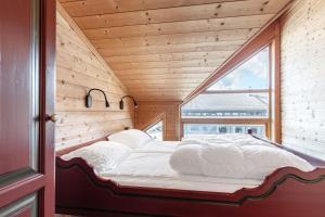 Skiers Lodge 2 - Saga Apartments في هيمسيدال: سرير كبير في غرفة مع نافذة