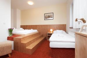 Hotel Panska Licha tesisinde bir odada yatak veya yataklar