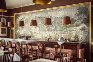 Maestro Inn في كراسنيستاف: جدارية في مطعم به طاولات وكراسي