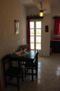 Pelagia في ماراثوكامبوس: غرفة طعام مع طاولة وكراسي ونافذة