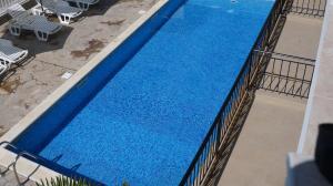 una vista aérea de una gran piscina azul en Dom-El Real Apartments in Sea View Complex, en Sveti Vlas