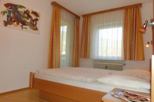 En eller flere senger på et rom på KARL Haus KMB Seeappartement direkt am Ossiacher See mit Hallenbad Skizentrum Gerlitzen