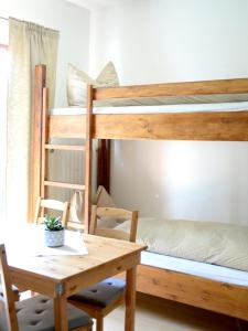 מיטה או מיטות קומותיים בחדר ב-Pension Almhof Baumgarten