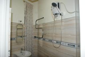 UbujanにあるBeehive57 Apartmentのバスルーム(シャワー、シンク付)