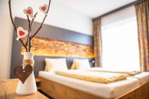 Tempat tidur dalam kamar di Gasthof Jagersberger