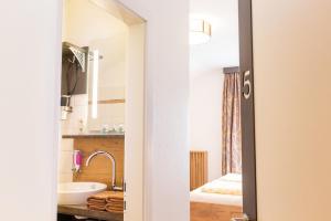 Tempat tidur dalam kamar di Gasthof Jagersberger