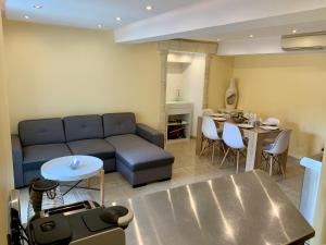 ein Wohnzimmer mit einem Sofa und einem Tisch in der Unterkunft Appartement les pieds dans l'eau ! in Collioure