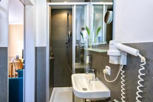 Koupelna v ubytování Hotel Heigl + 37 fotografií