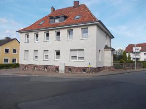 uma grande casa branca com um telhado vermelho em Haus Peters em Stadtoldendorf
